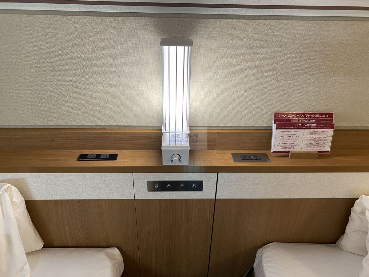 Vessel Hotel Campana Okinawa飯店開箱評價-床頭櫃插座
