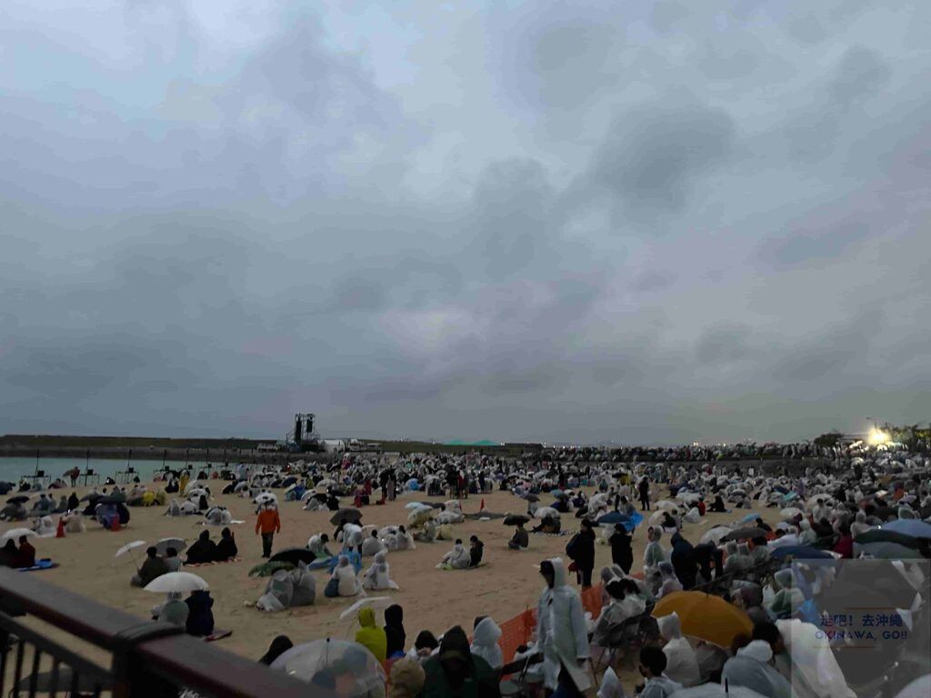 琉球海炎祭-坐在海灘上等待煙火