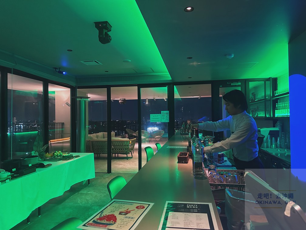 【沖繩中部飯店推薦】REF Okinawa Arena by Vessel Hotels(REF 沖繩競技場 - VESSEL 飯店)|開箱評價|
頂樓酒吧